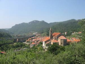 Xtrallusion photo library of independent, self-guided walking and sightseeing holidays in Italy. Pictures, images, photos and photographs taken along the way of this 1-day walking itinerary, to give you a visual impression of the day's walk.